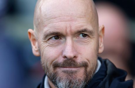Manchester United's head coach Erik ten Hag waits for the start of the English Premier League soccer match between Fulham and Manchester United, at Craven Cottage, London, Saturday, Nov. 4, 2023. (AP Photo/David Cliff)