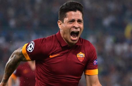 AS Roma's Argentinian forward Juan Manuel Iturbe celebrates after scoring during the UEFA Champions League group E football match As Roma vs CSKA Moskva on September 17, 2014 at the Olympic stadium in Rome.   AFP PHOTO / ALBERTO PIZZOLI        (Photo credit should read ALBERTO PIZZOLI/AFP/Getty Images)