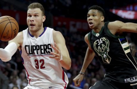 Los Angeles Clippers forward Blake Griffin, left, reaches for a loose ball as Milwaukee Bucks forward Giannis Antetokounmpo watches during the first half of an NBA basketball game in Los Angeles, Wednesday, March 15, 2017. (AP Photo/Chris Carlson)