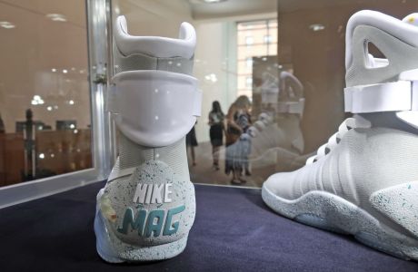 Ένα ζευγάρι Nike Mag 'Back to the Future'  που τέθηκε σε δημοπρασία από τον οίκο Sotheby's στις 12 Ιουλίου 2019