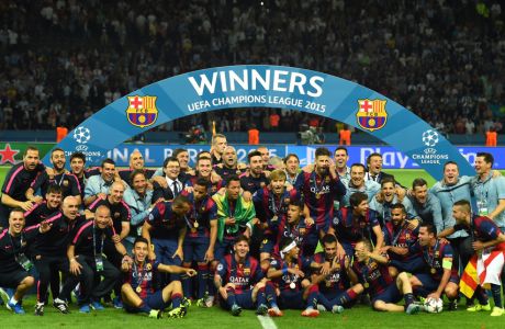 BERLIN, GERMANY - JUNE 06:  The Barcelona team celebrate victory after the UEFA Champions League Final between Juventus and FC Barcelona at Olympiastadion on June 6, 2015 in Berlin, Germany.  (Photo by Shaun Botterill/Getty Images)