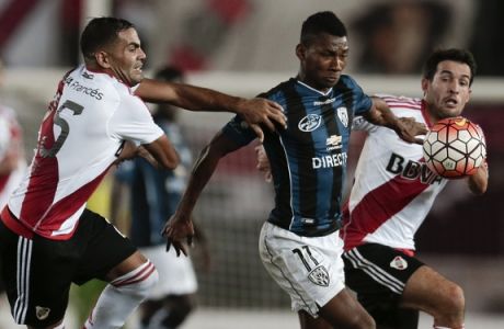 Bryan Cabezas of Ecuador's Independiente del Valle, center, fights for the ball with Camilo Mayada, right, and Gabriel Mercado of Argentina's River Plate during a Copa Libertadores soccer match in Buenos Aires, Argentina, Wednesday, May 4, 2016. (AP Photo/Natacha Pisarenko)