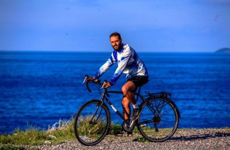 Ο Κρητικός που θα γυρίσει τον κόσμο με ποδήλατο στο Contra.gr (PHOTOS+VIDEO)