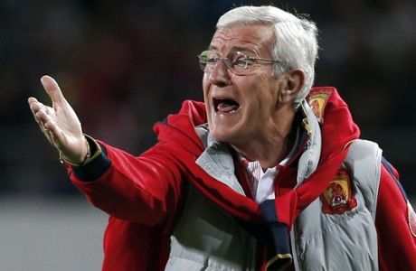 Guangzhou Evergrande's coach Marcello Lippi speaks to players during the semifinal soccer match between Guangzhou Evergrande and Bayern Munich at the Club World Cup soccer tournament in Agadir, Morocco, Tuesday, Dec. 17, 2013. (AP Photo/Christophe Ena)
