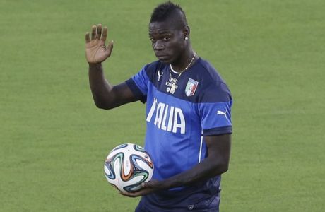 Italy's Mario Balotelli waves prior to a training session of Italy in Natal, Brazil, Saturday, June 21, 2014. Italy plays in group D of the 2014 soccer World Cup. Italy proved ineffective in a 1-0 loss to Costa Rica on Friday and now the Azzurri need a win or a draw against Uruguay on Tuesday to reach the second round. (AP Photo/Antonio Calanni)