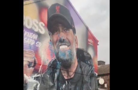 Κλοπ: Πέταξαν μπογιές στο νέο γκράφιτι του προπονητή της Λίβερπουλ