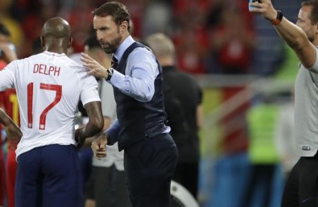 England head coach Gareth Southgate, second left, talks to England's Fabian Delph, as an assistant offers water bottles for the players during the group G match between England and Belgium at the 2018 soccer World Cup in the Kaliningrad Stadium in Kaliningrad, Russia, Thursday, June 28, 2018. (AP Photo/Petr David Josek)
