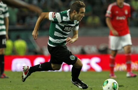 Sporting's Diego Capel, from spain, runs with the ball during the Portuguese league soccer match between Sporting and Benfica at Sporting's Alvalade Stadium, in Lisbon, Saturday Aug. 31, 2013. (AP Photo / Francisco Seco)