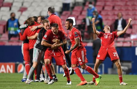 Οι παίκτες της Μπάγερν πανηγυρίζουν την κατάκτηση του Champions League 2019-2020 ύστερα από τον τελικό με την Παρί στο 'Λουζ' της Λισαβόνας | Κυριακή 23 Αυγούστου 2020