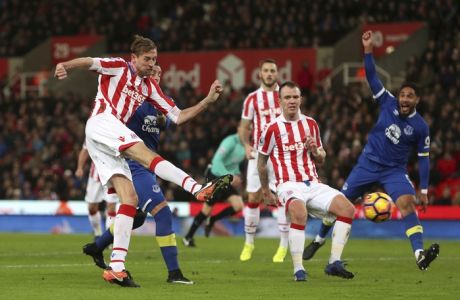 Stoke City's Peter Crouch, left, has a shot on goal during the English Premier League soccer match between Stoke and Everton at the bet365 Stadium, in Stoke, England, Wednesday, Feb. 1, 2017. (David Davies/PA via AP)