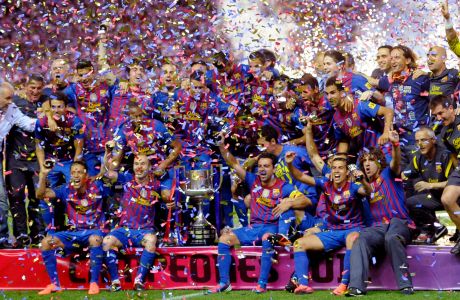 Barcelona's team celebrates with the Spanish King's Cup trophy after winning their final against Athletic Bilbao at the Vicente Calderon stadium in Madrid, May 25, 2012. REUTERS/Felix Ordonez (SPAIN - Tags: SPORT SOCCER)