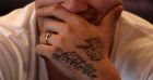 Ο Ναϊνγκολάν "γράφει" και "σβήνει" τατουάζ πάνω στο σώμα του
