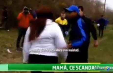 Μάνα εισβολέας απειλεί ποδοσφαιριστή