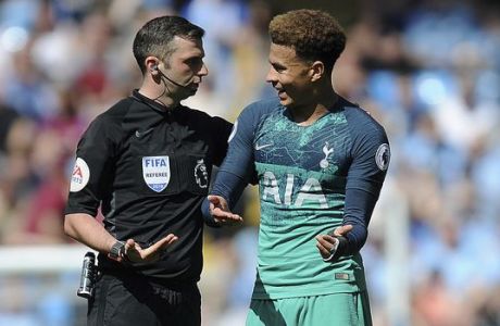 Tottenham's Dele Alli talks with referee Michael Oliver during the English Premier League soccer match between Manchester City and Tottenham Hotspur at Etihad stadium in Manchester, England, Saturday, April 20, 2019. (AP Photo/Rui Vieira)