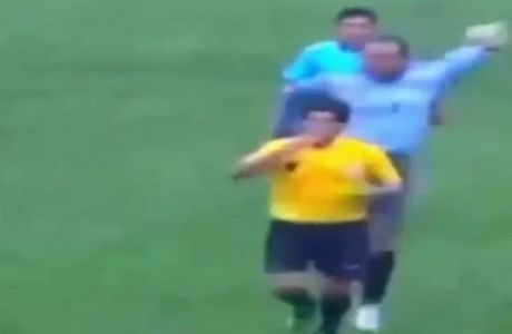 Απίστευτη κλωτσιά τερματοφύλακα σε διαιτητή στο Περού (VIDEO)