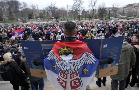 Εκατοντάδες Σέρβοι στη διαδήλωση για τον Τζόκοβιτς στο Βελιγράδι