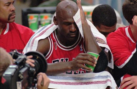 Ο Μάικλ Τζόρνταν των Σικάγο Μπουλς σε στιγμιότυπο του αγώνα με τουτς Σιάτλ Σόνικς για τους τελικούς του NBA 1995-1996, Σιάτλ, Τετάρτη 12 Ιουνίου 1996