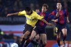 Ο Εμανουέλ Ρουίς της ΑΕΚ σε στιγμιότυπο με τους Γκάμπρι και Τσάβι της Μπαρτσελόνα για τον 1ο αγώνα των προημιτελικών του Κυπέλλου UEFA 2000-2001 στο 'Νίκος Γκούμας' | Πέμπτη 15 Φεβρουαρίου 2001