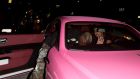 Με ξανθό μαλλί και ροζ αυτοκίνητο ο Πογκμπά