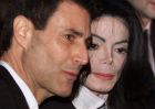 American pop star Michael Jackson arrives at the University of Oxford Union, with Uri Geller in Oxford England, Tuesday, March 6, 2001. Jackson was scheduled to address in the Oxford Union, which is run as a debating society by the students of Oxford University. (AP Photo/Alastair Grant)