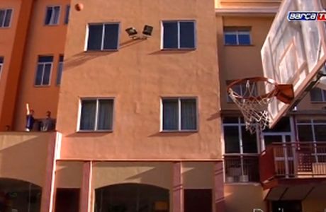 Ο Σατοράνσκι το βάζει από το... μπαλκόνι (VIDEO)