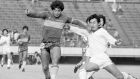 Ο Ντιέγκο Μαραντόνα της Μπόκα Τζούνιορς μονομαχεί με τον Κότζι Τανάκα της εθνικής Ιαπωνίας σε φιλικό παιχνίδι που έληξε 1-1 και διεξήχθη στο Τόκιο, Σάββατο 16 Ιανουαρίου 1982
