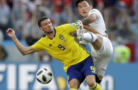 Sweden's Marcus Berg, left, fights for the ball with South Korea's Jang Hyun-soo during the group F match between Sweden and South Korea at the 2018 soccer World Cup in the Nizhny Novgorod stadium in Nizhny Novgorod, Russia, Monday, June 18, 2018. (AP Photo/Petr David Josek)
