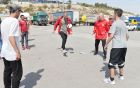 Οι παίκτες του Ολυμπιακού έπαιξαν μπάλα με πρόσφυγες