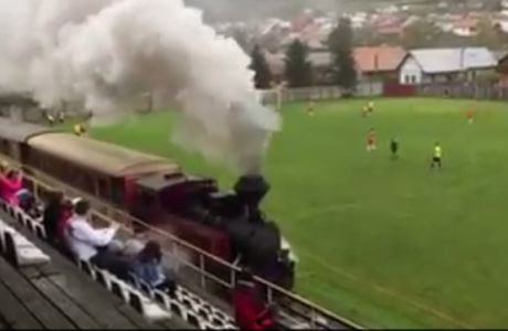Απίστευτο: Τρένο "εισέβαλε" σε γήπεδο την ώρα του αγώνα!