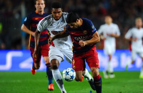 BARCELONA, SPAIN - SEPTEMBER 29:  Luis Suarez of FC Barcelona competes for the ball with Jonathan Tah of Bayer 04 Leverkusen during the UEFA Champions League Group E match between FC Barcelona and Bayer 04 Leverkusen on September 29, 2015 in Barcelona, Spain.  (Photo by David Ramos/Getty Images)
