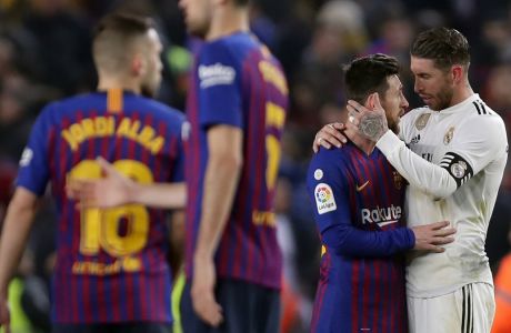 Λιονέλ Μέσι και Σέρχιο Ράμος στο τέλος της αναμέτρησης Μπαρτσελόνα - Ρεάλ Μαδρίτης, στον ημιτελικό του Copa del Rey στο 'Camp Nou' της Βαρκελώνης | 06/02/2019 (AP Photo/Manu Fernandez)