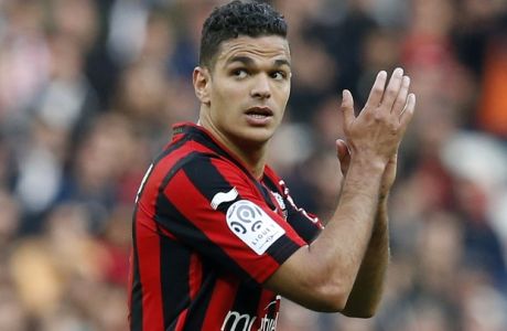 Nice's French forward Hatem Ben Arfa applauds as he leaves the pitch during the French L1 football match between Nice and Rennes  on April 10, 2016 at the Allianz Riviera stadium in Nice, southeastern France.   AFP PHOTO / VALERY HACHE / AFP PHOTO / VALERY HACHE