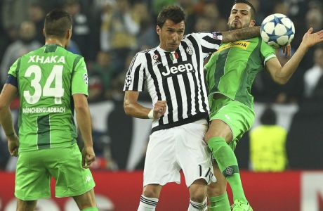 TURIN, ITALY - OCTOBER 21:  Mario Mandzukic (C) of Juventus competes for the ball with Alvaro Dominguez (R) and Granit Xhaka (L) of VfL Borussia Monchengladbach during the UEFA Champions League group stage match between Juventus and VfL Borussia Moenchengladbach at Juventus Arena on October 21, 2015 in Turin, Italy.  (Photo by Marco Luzzani/Getty Images)
