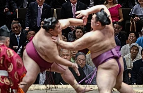 To στιγμιότυπο είναι από το Tokyo Grand Sumo Tournament του 2019, στο οποίο είχε παραβρεθεί ο Ντόναλντ Τραμπ -μαζί με τον Πρωθυπουργό της Ιαπωνίας. 