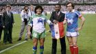 Ο Ντιέγκο Μαραντόνα, ο Πελέ και ο Μισέλ Πλατινί πριν από φιλικό αγώνα της Γαλλίας με τη Μικτή Κόσμου, στο αποχαιρετιστήριο παιχνίδι του Γάλλου έναν χρόνο ύστερα από την απόσυρσή του από το ποδόσφαιρο, Νανσί, Δευτέρα 23 Μαΐου 1988