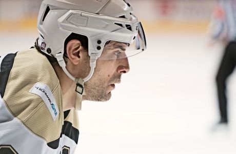 Ο Τομ Κωστόπουλος σημάδεψε το NHL με ένα σπασμένο σαγόνι