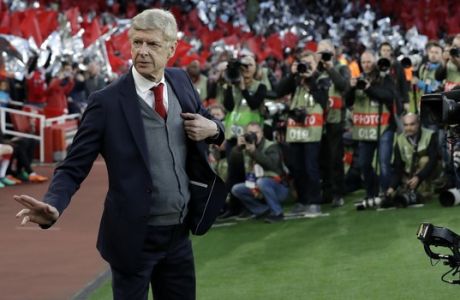 Arsenal's manager Arsene Wenger arrives at the pitch before the Europa League semifinal first leg soccer match between Arsenal FC and Atletico Madrid at Emirates Stadium in London, Thursday, April 26, 2018. (AP Photo/Matt Dunham)