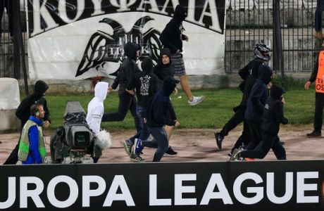 VIDEO: Εισβολή οπαδών του ΠΑΟΚ με τη λήξη