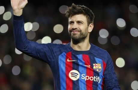 Barcelona's Gerard Pique waves supporters at the end of Spanish La Liga soccer match between Barcelona and Almeria at the Camp Nou stadium in Barcelona, Spain, Saturday, Nov. 5, 2022. (AP Photo/Joan Monfort)