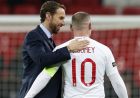 England's manager Gareth Southgate pats England's Wayne Rooney on the back after the international friendly soccer match between England and the United States, Rooney's 120th cap, at Wembley stadium, Thursday, Nov. 15, 2018. (AP Photo/Alastair Grant)