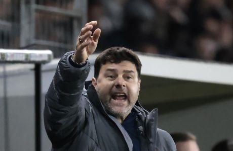 PSG's head coach Mauricio Pochettino gestures during the League One soccer match between Angers and Paris Saint Germain, at the Raymond-Kopa stadium in Angers, western France, Wednesday, April 20, 2022. (AP Photo/Jeremias Gonzalez)