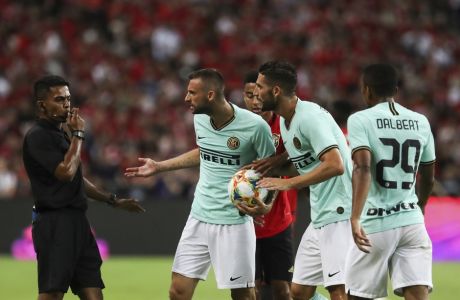Inter Milan's players confronts the referee, during the International Champions Cup soccer match between Manchester United and Milan in Singapore, Saturday, July 20, 2019. (AP Photo/Danial Hakim)