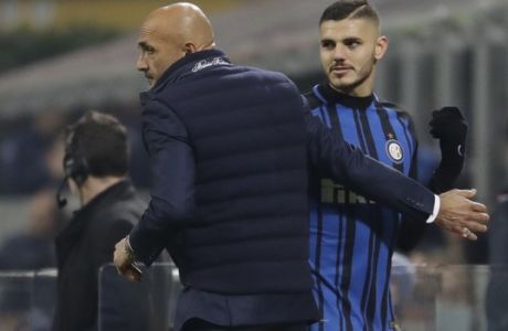 Inter Milan's Mauro Icardi is congratulated by coach Luciano Spalletti as he walks off the pitch during the Serie A soccer match between Inter Milan and Atalanta, at the Milan San Siro stadium, Italy, Sunday, Nov. 19, 2017. (AP Photo/Luca Bruno)