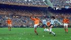 Ο Ρουντ Κρολ της Ολλανδίας μονομαχεί με τον αρχηγό της Αργεντινής, Ντανιέλ Πασαρέλα, στον τελικό του Παγκοσμίου Κυπέλλου 1974 στο Μπουένος Άιρες, Κυριακή 25 Ιουνίου 1978