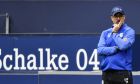 Ο Ντέιβιντ Βάγκνερ, προπονητής της Σάλκε, εμφανώς απογοητευμένος από την εικόνα της ομάδας του στο εντός έδρας 0-3 από την Άουγκσμπουργκ για την 27η αγωνιστική της Bundesliga. (AP Photo/Martin Meissner, Pool)