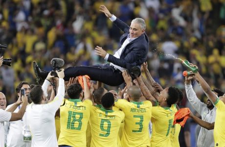 Οι παίκτες της εθνικής Βραζιλίας πετούν στον αέρα τον προπονητή τους, Τίτε, μετά από τη νίκη με 3-1 επί του Περού στον τελικό του Copa América 2019 στο 'Μαρακάνά', Ρίο ντε Ζανέιρο, Κυριακή 7 Ιουθλίου 2019