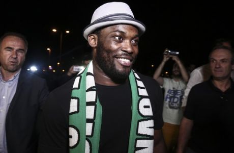 AC Milan midfielder Michael Essien,center, smiles upon his arrival at the Athens International Airport, in Athens, Greece, Monday, June 1, 2015. The 32-year-old Ghanaian player is set to undergo medical tests before potentially signing for the Greek club. (AP Photo/Yorgos Karahalis)