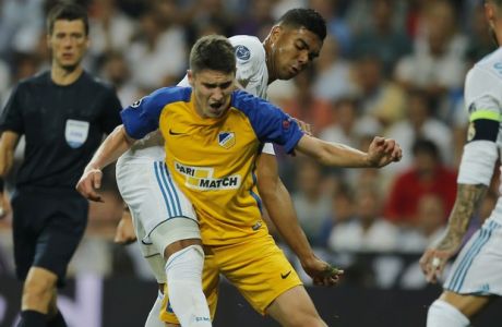 Real Madrid's Casemiro, rear, battles for the ball with APOEL Nicosia's Roland Sallai during a Champions League group H soccer match between Real Madrid and Apoel Nicosia at the Santiago Bernabeu stadium in Madrid, Spain, Wednesday, Sept. 13, 2017. (AP Photo/Paul White)