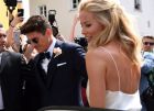 epa05436673 German international soccer player Mario Gomez (C) and his bride Carina arrive for their civil marriage at the registry office Schwabing in Munich, Germany, 22 July 2016. EPA/SVEN HOPPE