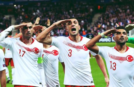 Οι ποδοσφαιριστές της Τουρκίας πανηγυρίζουν με στρατιωτικό χαιρετισμό γκολ κόντρα στη Γαλλία για τους προκριματικούς ομίλους του Euro 2020 στο 'Σταντ ντε Φρανς', Παρίσι, Δευτέρα 14 Οκτωβρίου 2019